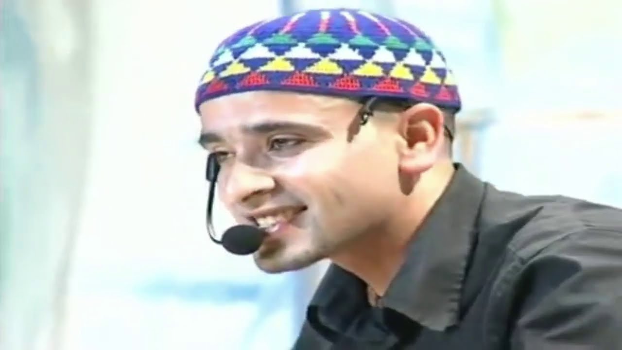 نجم  الفكاهة الأمازيغية الفنان المحبوب رشيد اسلال في عرضه الساخر اونامير د الكوميسير