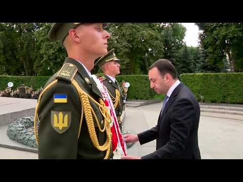 პრემიერმა უცნობი ჯარისკაცის საფლავი და ჰოლოდომორის მსხვერპლთა მემორიალი გვირგვინით შეამკო