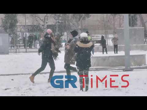 Βγήκαν για χιονοπολεμο στη Θεσσαλονίκη - GRTimes.gr