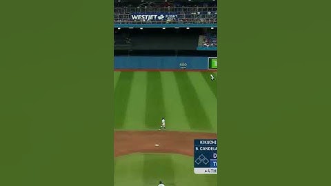 George Springer lays out!🤯Star center fielder gets full extension to make the catch!🔥