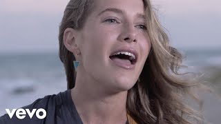 Video voorbeeld van "Caroline Jones - Bare Feet (Official Music Video)"