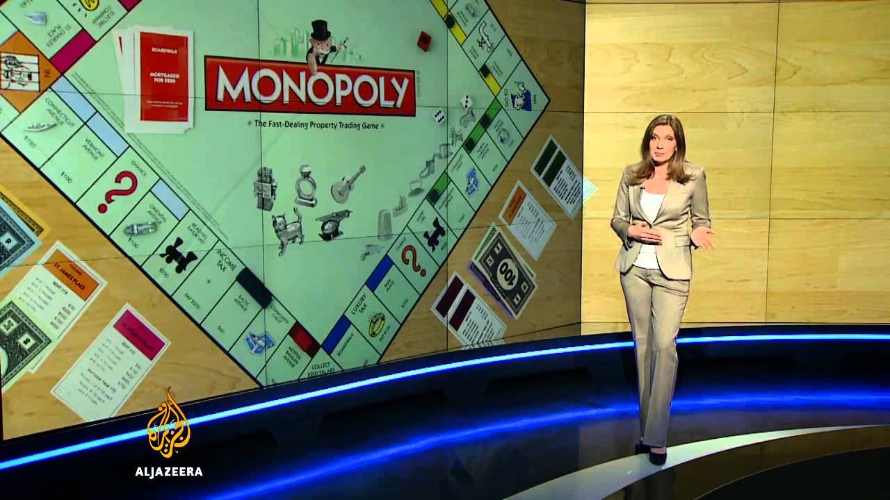 يختار اللاعبون شخصية جديدة في لعبة مونوبولي - قناة الجزيرة البلقان