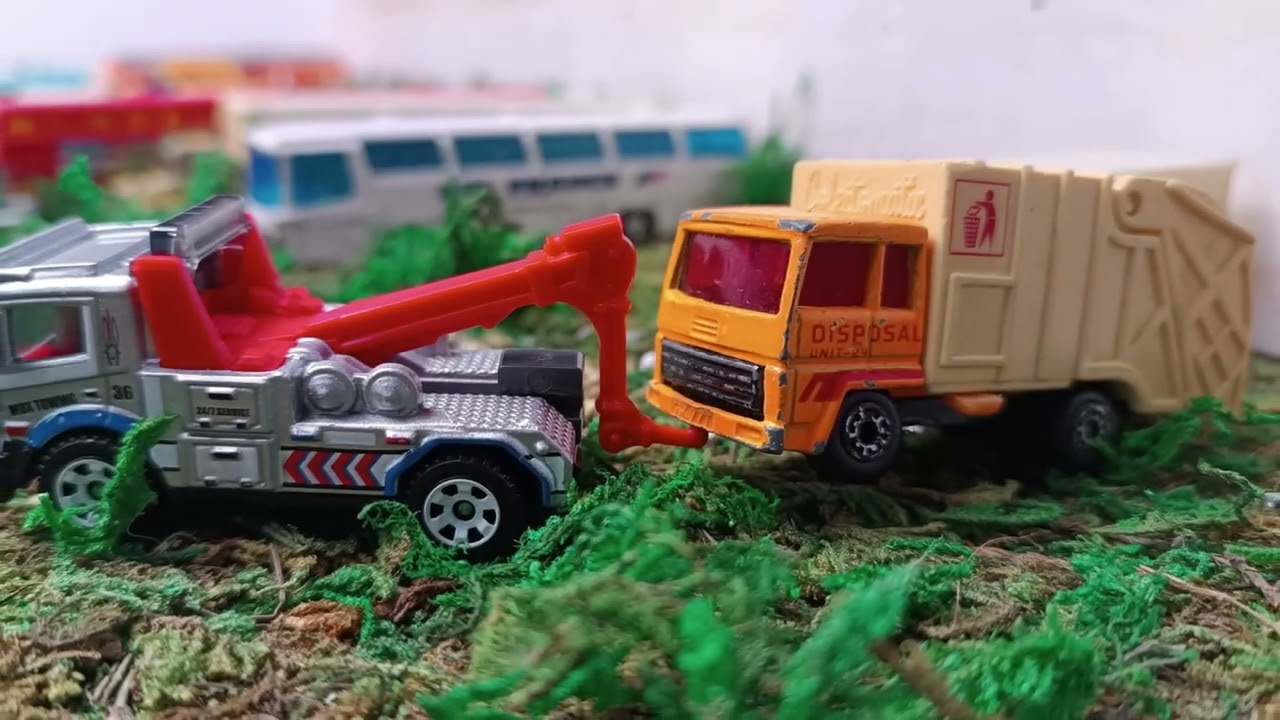 CLEANING OLD JUNK YARD TRUCK - 10 - Garbage Truck