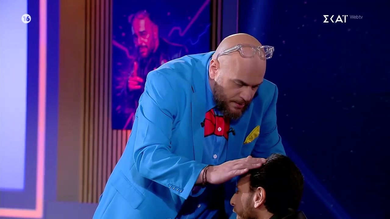 Ο Θ. Πάτρας απαντά πως έγινε παρουσιαστής, αν έβγαλε πολλά λεφτά και αν τελικά βάφει τα μαλλιά του