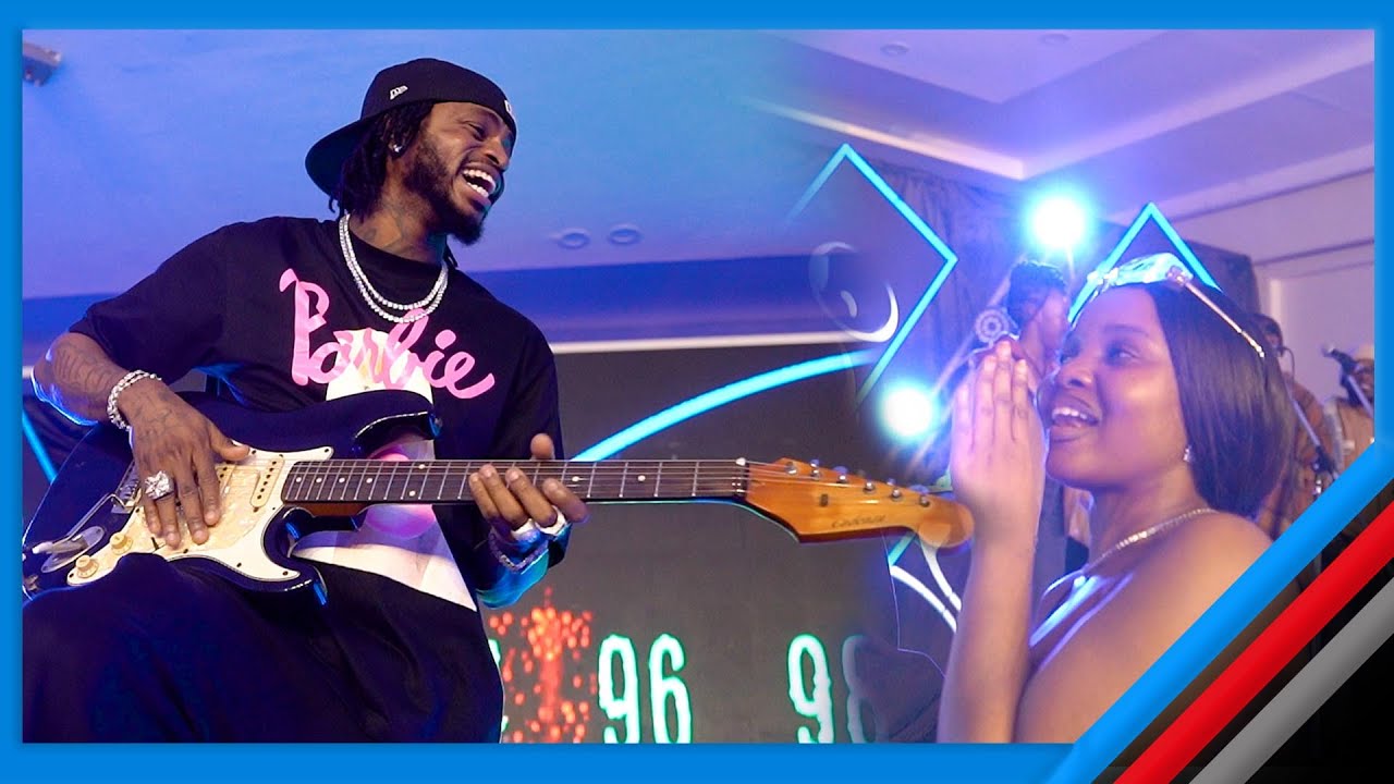 ZUCHU APAGAWA NA UFUNDI WA DIAMOND  KUCHEZA NA GITA HUKU AKIMUIMBIA