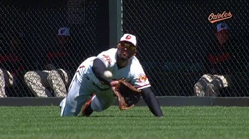 Markakis flashes leather, throws runner out