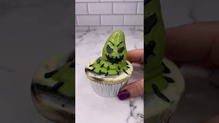 OOGIE BOOGIE BERRIES 💚🖤#cupcake #oogieboogie #halloween #spookyseason #cakedecorating #ytshorts