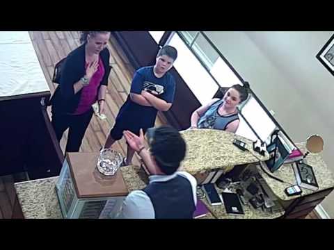     مسلم سوري يساعد سيده امريكيه