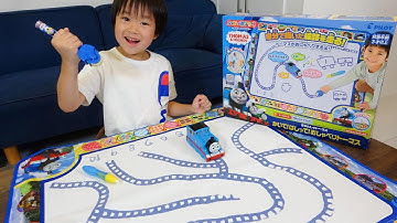 レオくんがはしってしゃべるトーマスのスイスイおえかきであそぶよ！レオスマイル