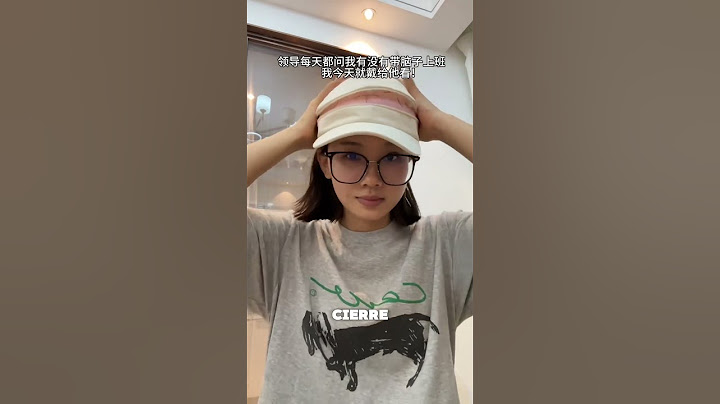 Increíble que esta chica se haya comprado una gorra para contestarle a su jefe.