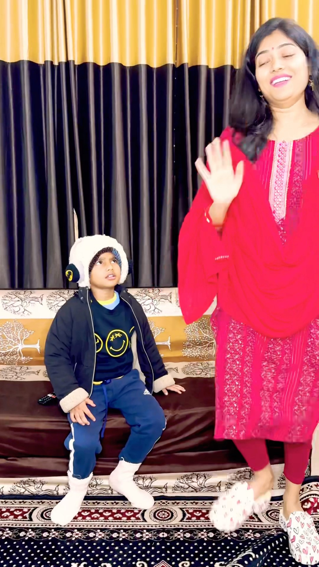 Kya apki mumma bhi sardi me ese karti hai ??