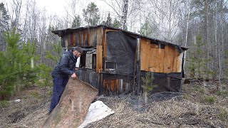 The man found an old house in the forest and began reconstruction