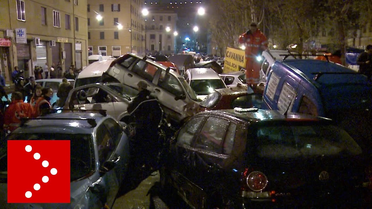 Alluvione Genova 4 novembre 2011: ricerche e soccorsi tra le decine e decine di auto trascinate via