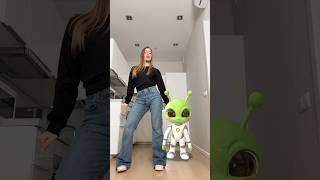 Поли Повторила танец за НЛО 🛸👽