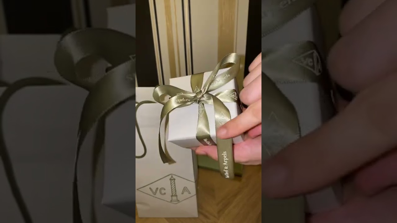Unboxing Van Cleef & Arpels Vintage Alhambra necklace