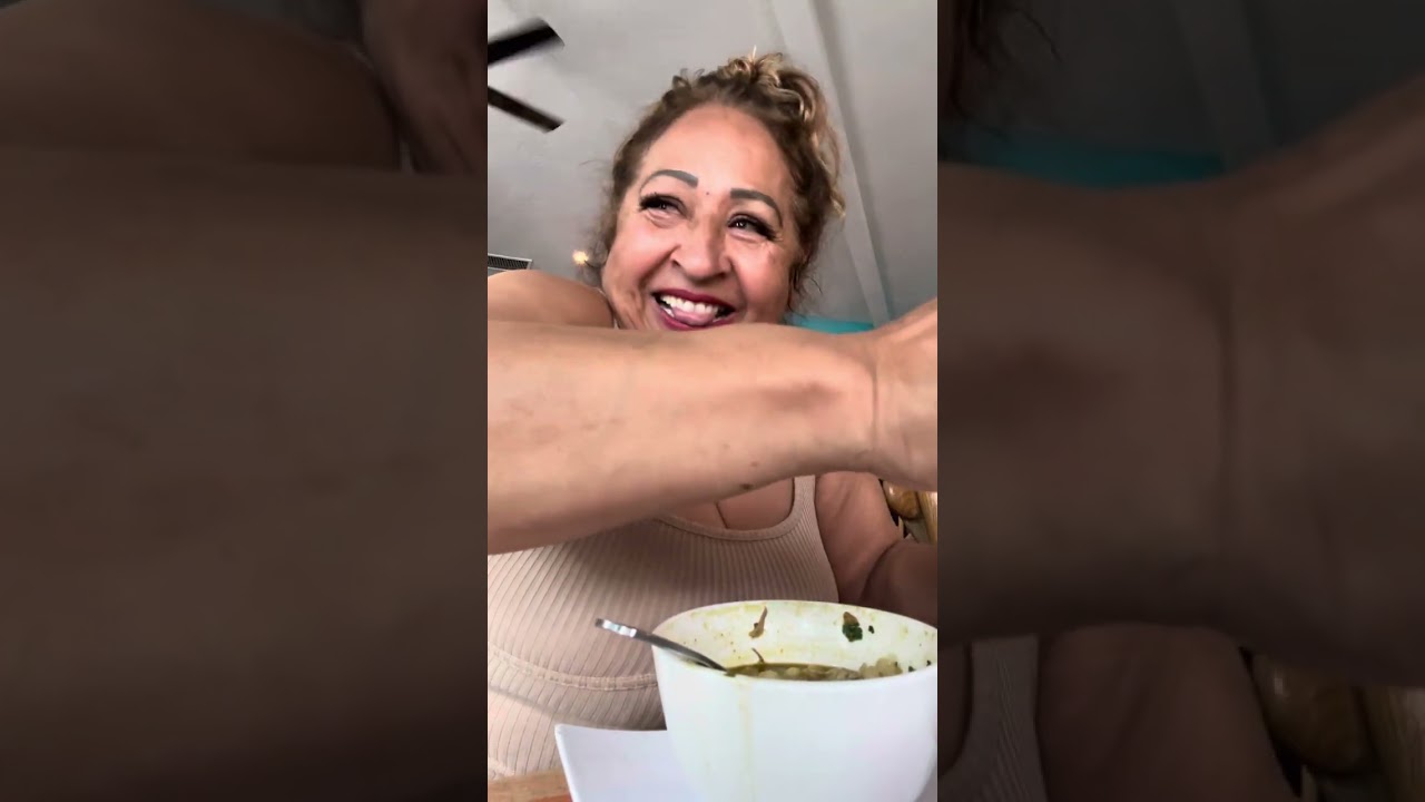 Comiendo un rico pozole verde