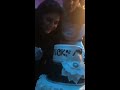 Victoria Ruffo partiendo el pastel de su cumple 2017