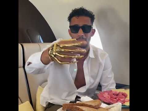 محمد رمضان يرقص بالسيف في طائرته الخاصة