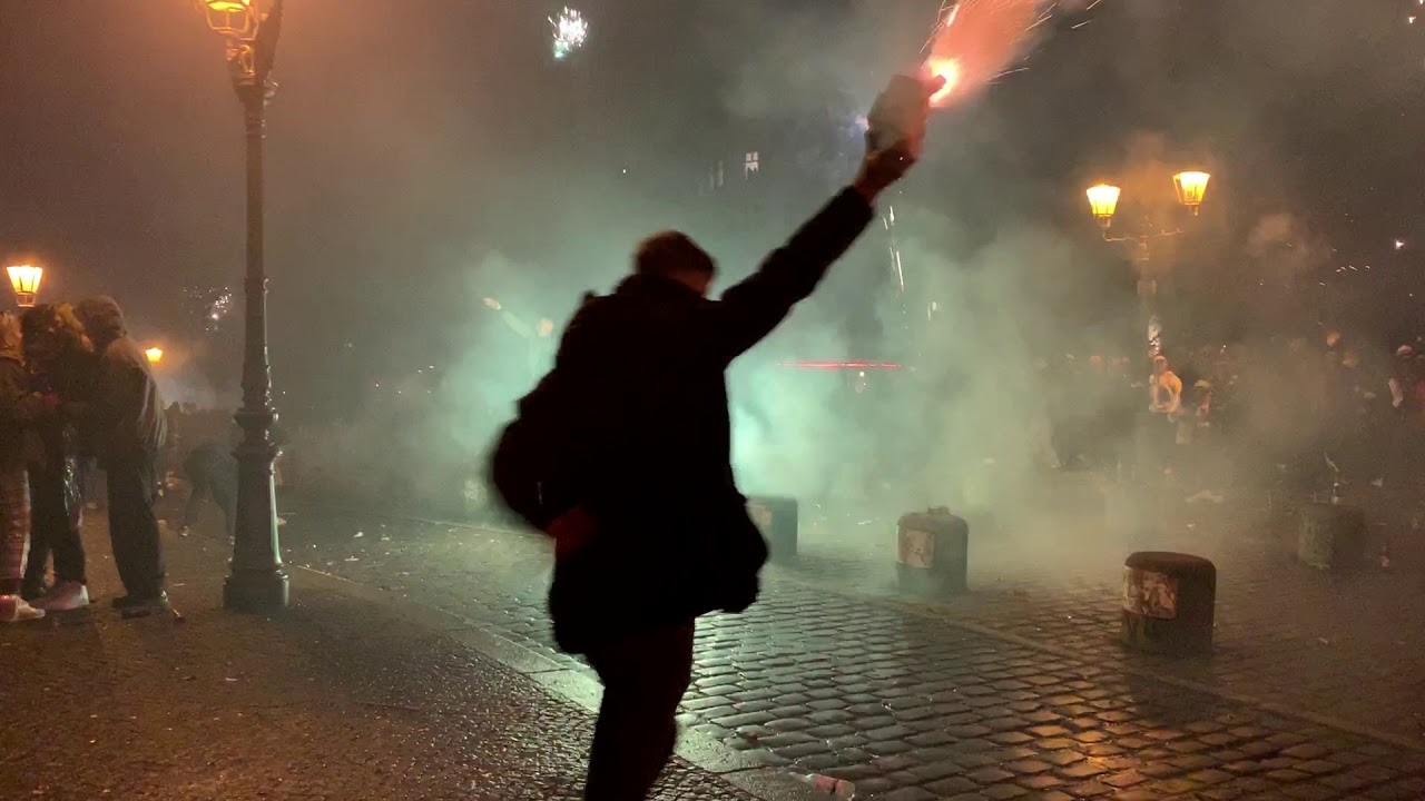 ベルリンの年越し花火 爆竹は超クレイジー Youtube
