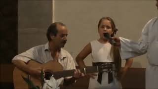 Mi padre a la guitarra y niña canta Salve Rociera