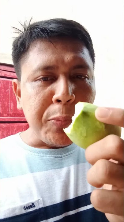 makan mangga muda langsung dari pohonya#shorts