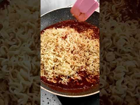 هيلين اتفاجات اني عم حط عسل بالاندومي