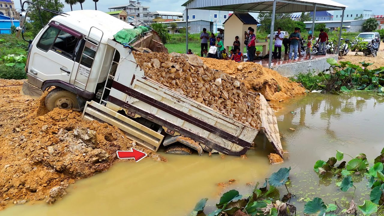 Wow!! Incredible Dump Truck 5Ton Back Uploading Overturned, New Landfill Job! Dozer & Excavator Help