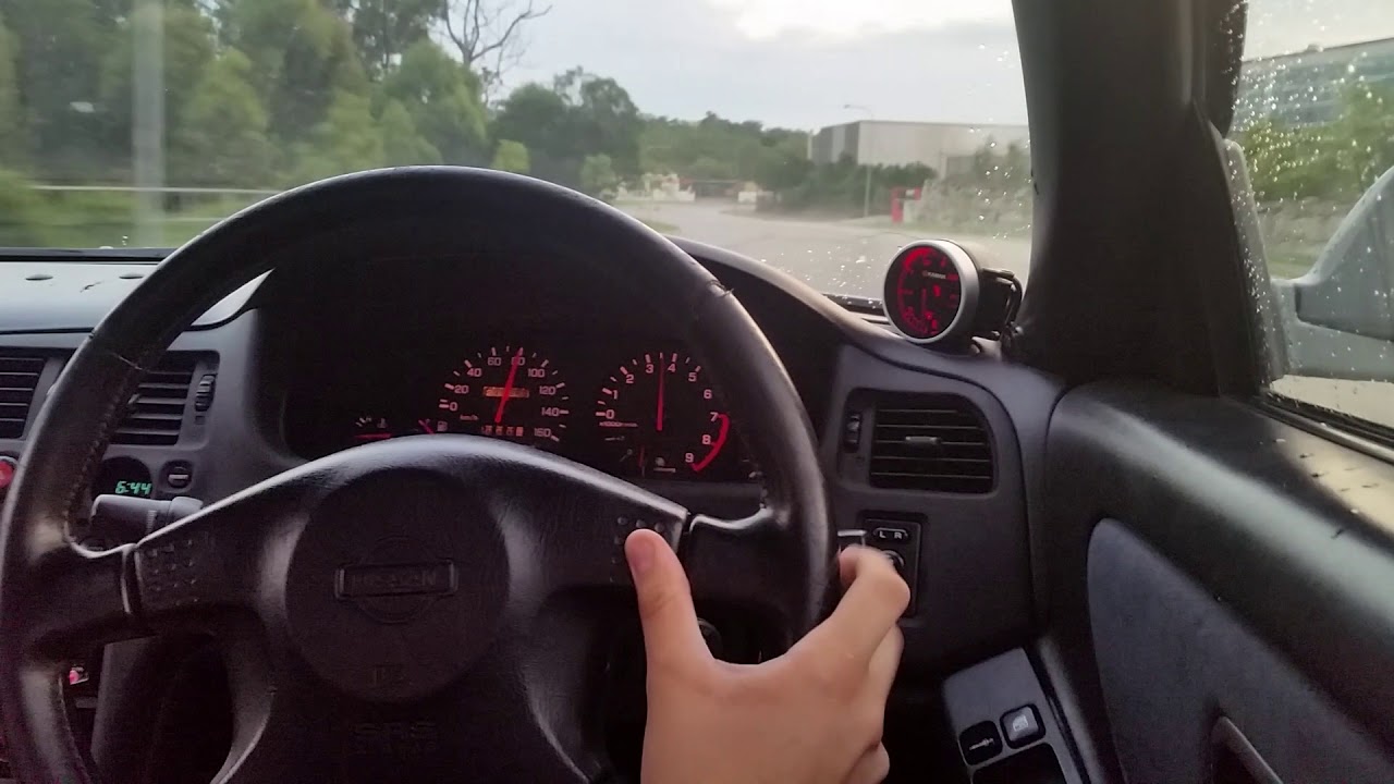 R33 skyline skids in the wet