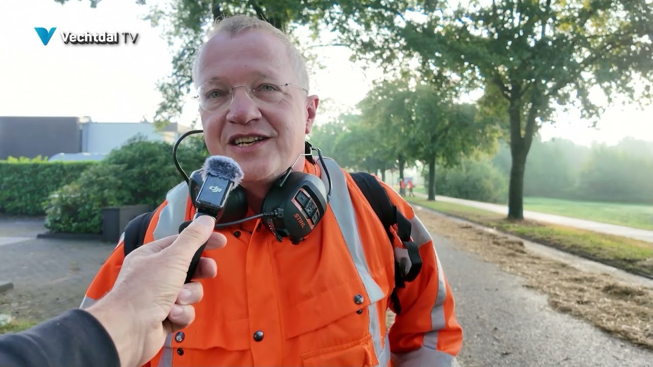 Burgemeester Sijbom blaast het stro van het asfalt na Normaal Dalfsen
