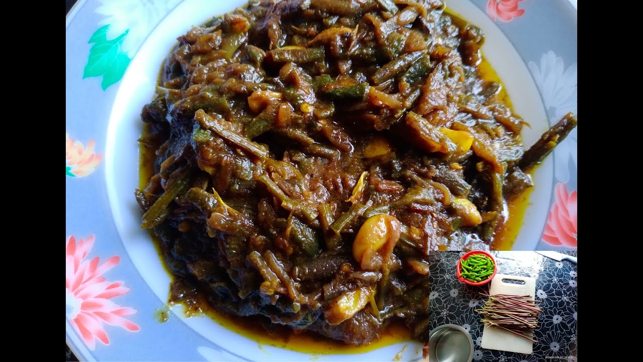 Shaker Ranna কচুশাকের ডাটা দিয়ে ভেটকি মাছের শুটকি রান্না ।। kochu shaker data diye ...