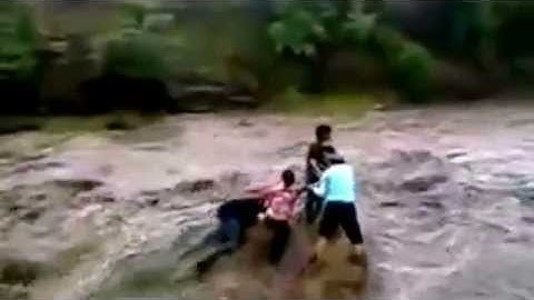 Cuaca Tertangkap Kamera: Keluarga Terjebak Banjir Besar