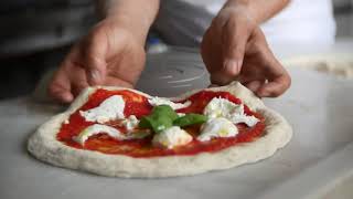 Video: Lopata na pizzu sádzací hliník perforovaná Napoletana 33 cm