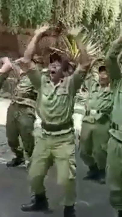 aksi linmas menirukan yel yel TNI