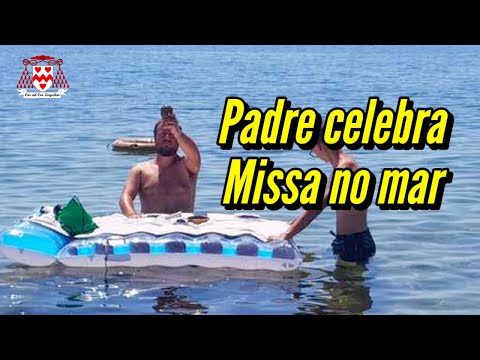 URGENTE: Padre italiano celebra Missa na praia, dentro do mar, sobre uma boia