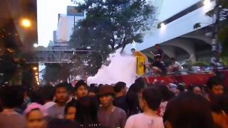 songkran festival bangkok  夕方のシーロム通り ソンクラン開催中のバンコク