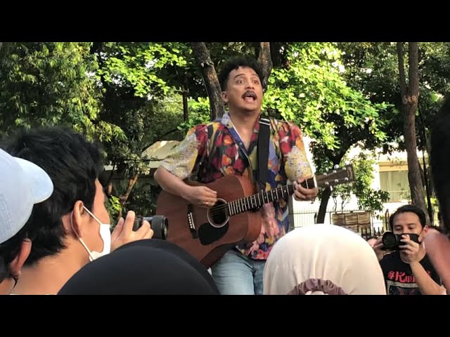 Sal Priadi - Kita Usahakan Rumah Itu (Acoustic Live at Taman Lapangan Banteng, Jakarta 25/4/2022) class=