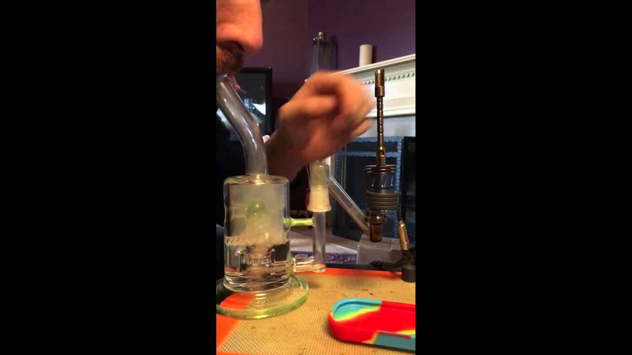 Small Shatter dab on a CCA Liger V2.0  Hybrid banger and Greenlight vapes Enail