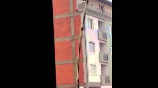 Qytetarët Duke Pastruar Banesat Nga Vërshimet 03.08.2015 - Portalb.mk