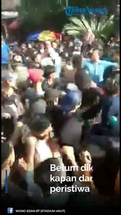 PEDAGANG SIAL, Jualannya Hancur Terjebak Tawuran di Panggung Kesenian
