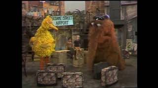 Clic Sesame Street - Big Bird And Snuffy Sings Here Are Some Things Suitcases 1973