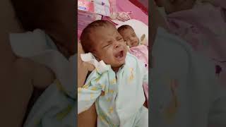 Gemelas Twins Llorando Por Su Leche