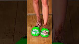 Ayaklar Temi̇z Kalsin Havalı Fırçalı Terliklerle Yıkama Zamanı