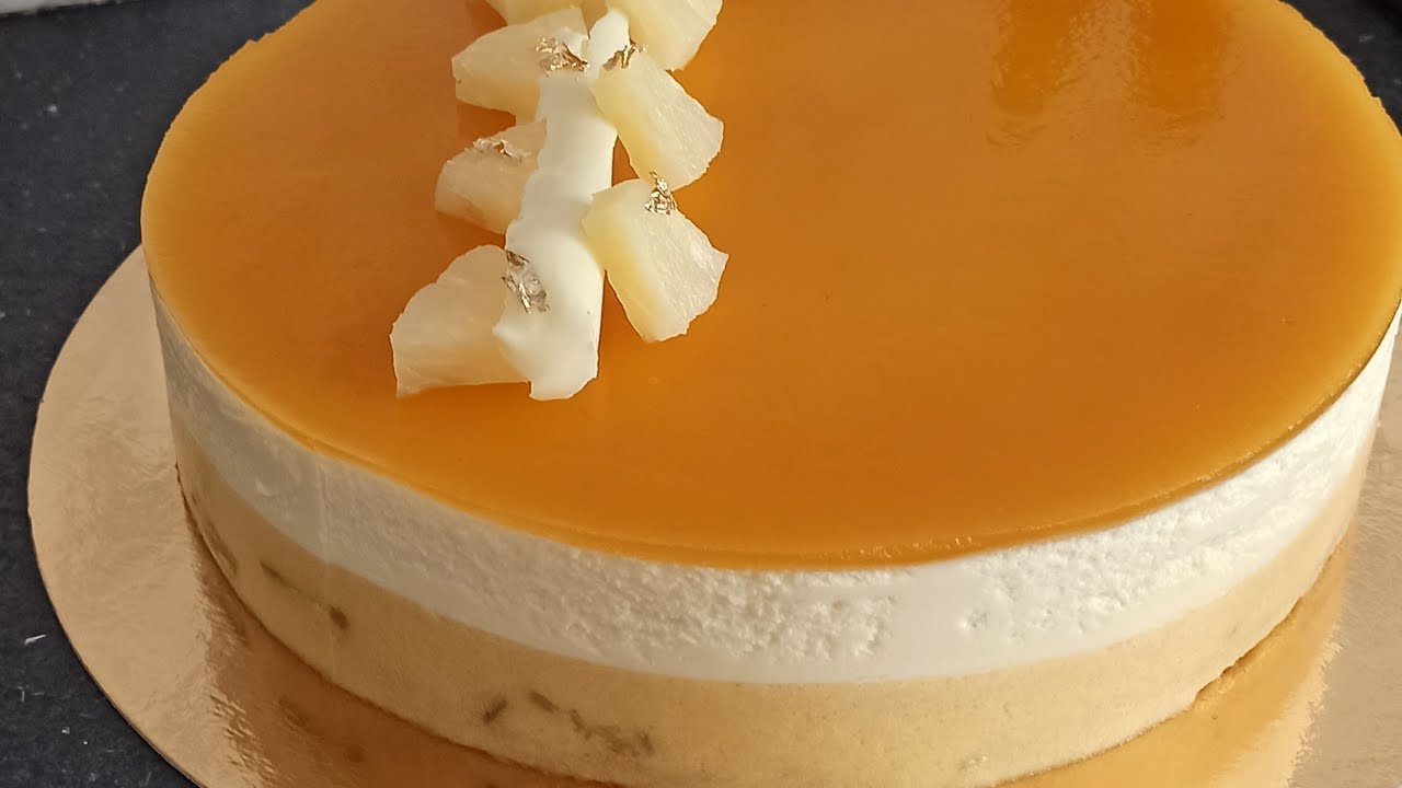 Entremet mousse passion, ananas🍍 pochés et Daquoise noisette.