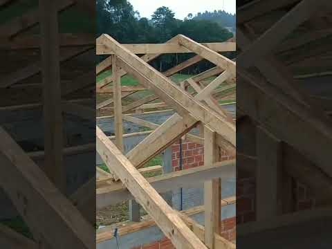 Vídeo: Telhado de mansarda de duas águas: projeto, construção, construção, isolamento
