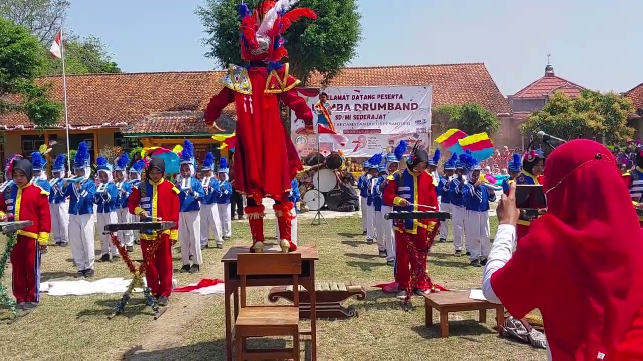 Juara 1 Lomba Drumband Tingkat SD (Drumband Gita Pertiwi SDN 1 Klapasawit) Kec. Buluspesantren