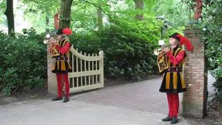 Echte Herauten Trompetteren Bij De Ingang Van Het Sprookjesbos