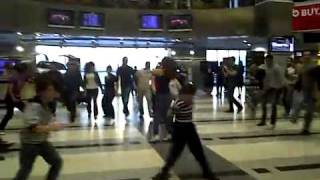 وصلة رقص في مطار بيروت الدولي