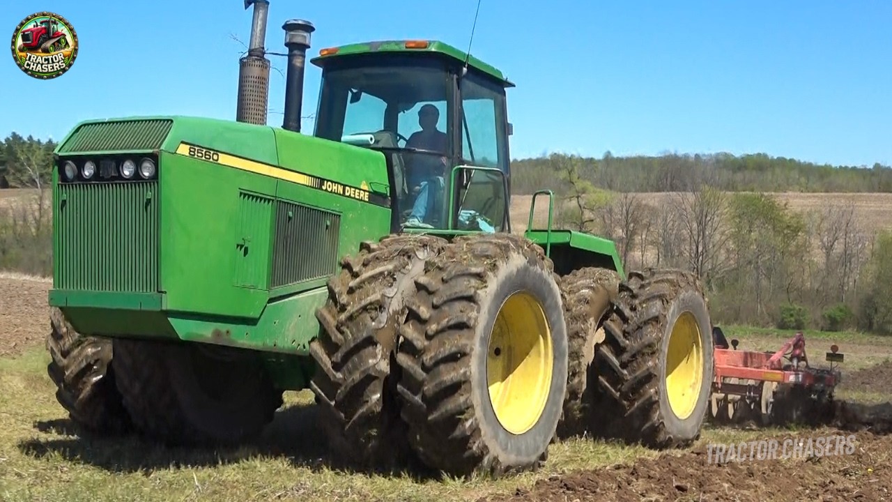 John Deere 8560 4WD Tractor Chisel Plowing Field - YouTube
