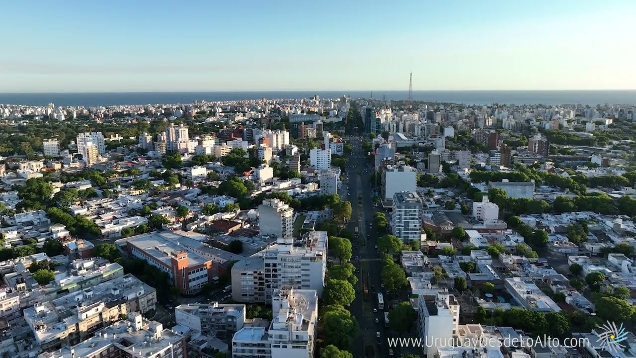Video aéreo por Bulevar Artigas desde la Av. Garibaldi al faro de Punta  Carretas, Montevideo