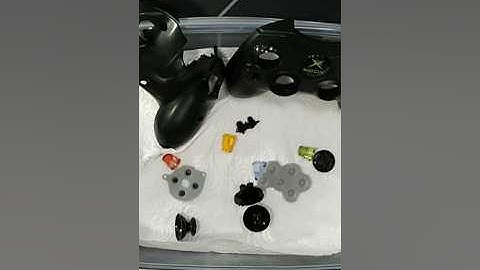 Cleaning an Xbox Controller #cleaning #diy #xbox #gaming #repair #consolerepair #2000s #duke #retro
